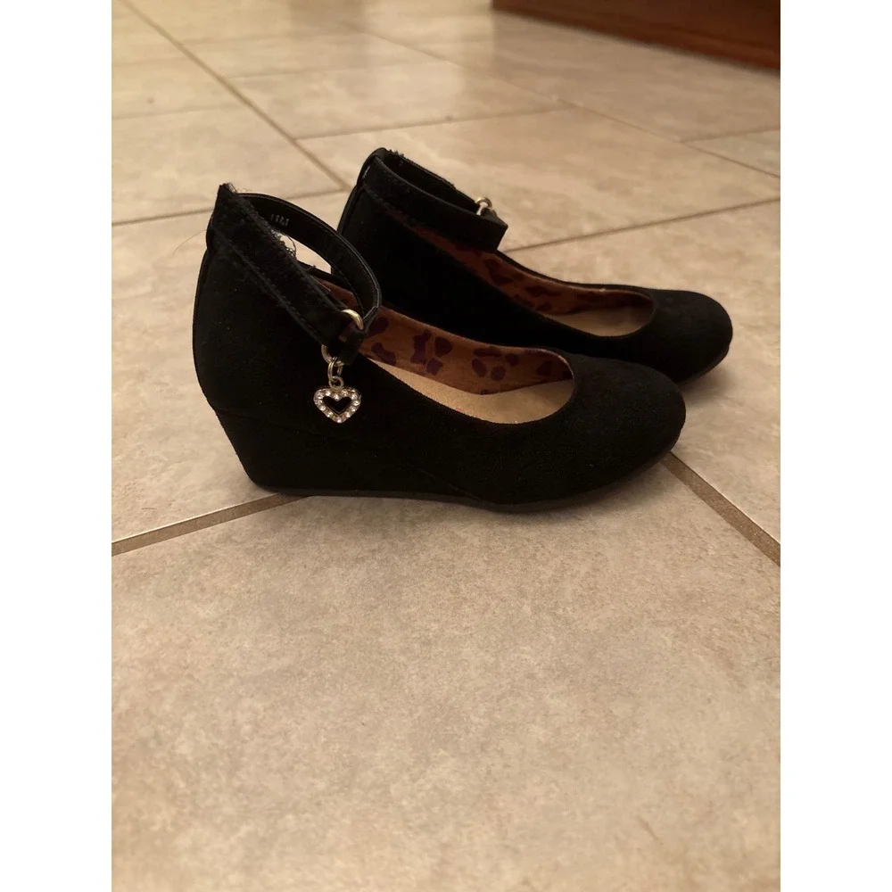 Jellypop Girls Black Faux Suede Wedge Shoes Heart Charm Ankle Strap Size 11M